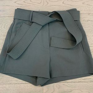 Wilfred Aritzia green olive shorts with belt 💞❤️